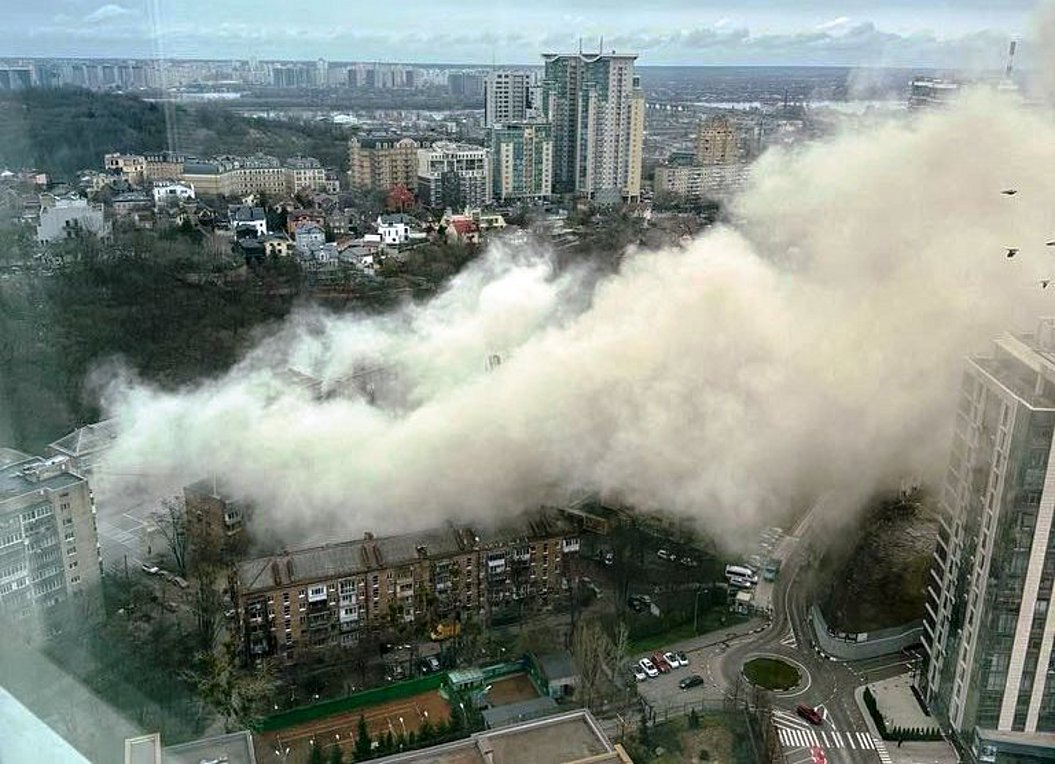 Ουκρανία: Ρωσική πυραυλική επίθεση σε κτίριο στο κέντρο του Κιέβου – Βίντεο