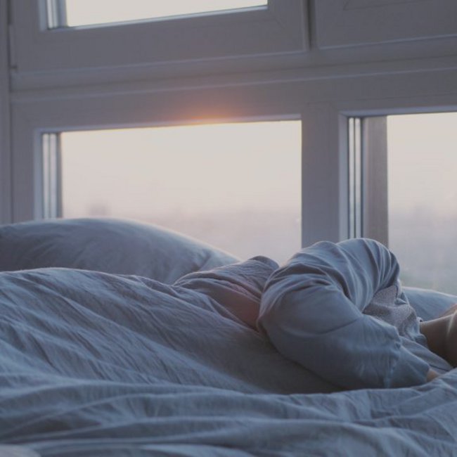Αυτή η αθώα συνήθεια του ύπνου αυξάνει τον κίνδυνο εγκεφαλικού κατά 40% – Πώς θα προστατευθείτε

