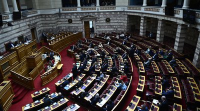 Πρόταση δυσπιστίας: LIVE οι ομιλίες των πολιτικών αρχηγών - Συνεχείς διακοπές στη Βουλή
