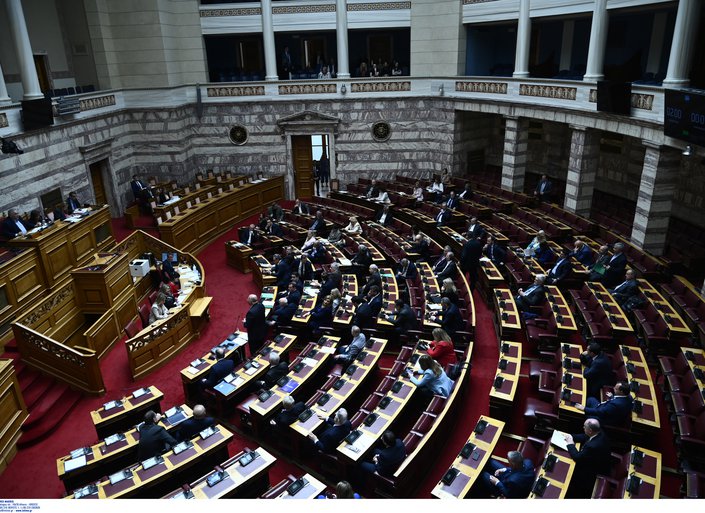 Πρόταση δυσπιστίας: LIVE οι ομιλίες των πολιτικών αρχηγών - Συνεχείς διακοπές στη Βουλή
