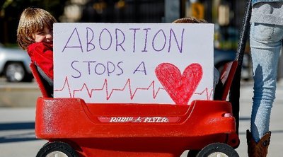 ΗΠΑ: Το ζήτημα της άμβλωσης στο επίκεντρο της προεκλογικής εκστρατείας για τις προεδρικές εκλογές