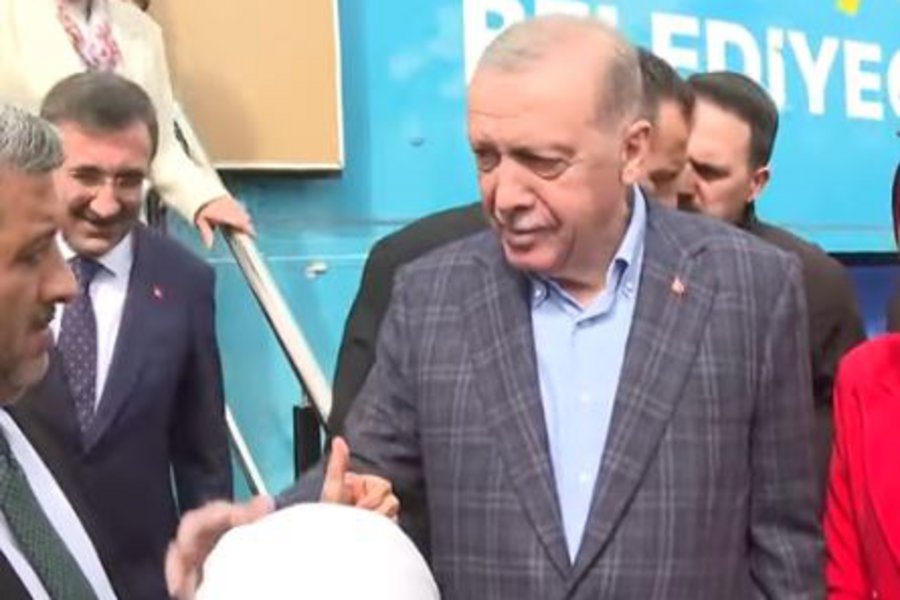 Τουρκία: 98χρονη φιλά το χέρι του Ερντογάν και του λέει «μαζί σου μέχρι τον τάφο» - BINTEO