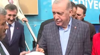 Τουρκία: 98χρονη φιλά το χέρι του Ερντογάν και του λέει «μαζί σου μέχρι τον τάφο» - BINTEO