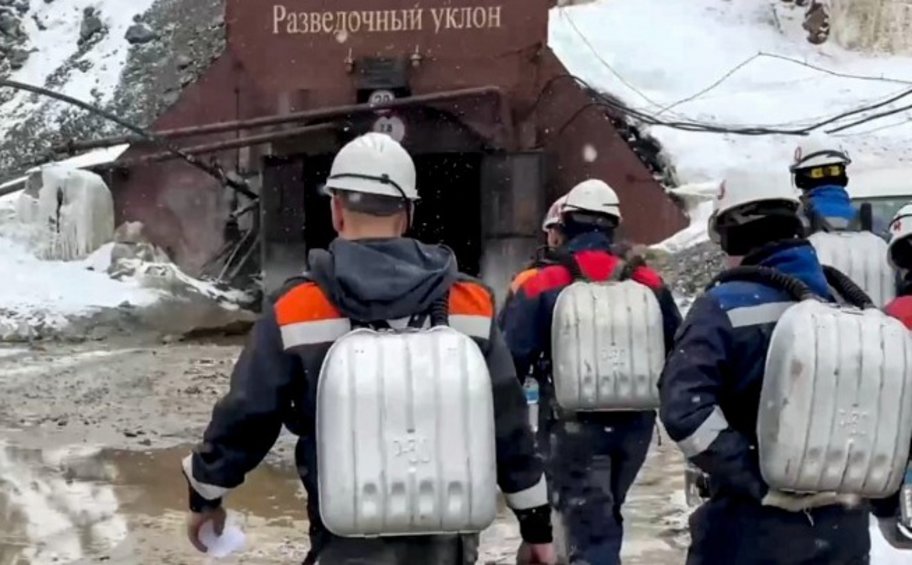 Ρωσία: Σχεδόν ολοκληρωτικά έχει πλημμυρίσει το χρυσωρυχείο όπου βρίσκονται εγκλωβισμένοι 13 εργάτες - ΒΙΝΤΕΟ