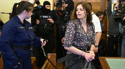 Ουγγαρία: Αλυσοδεμένη σε δικαστική αίθουσα μεταφέρθηκε η Ιλάρια Σάλις, που κατηγορείται για επίθεση σε νεοναζί - ΒΙΝΤΕΟ