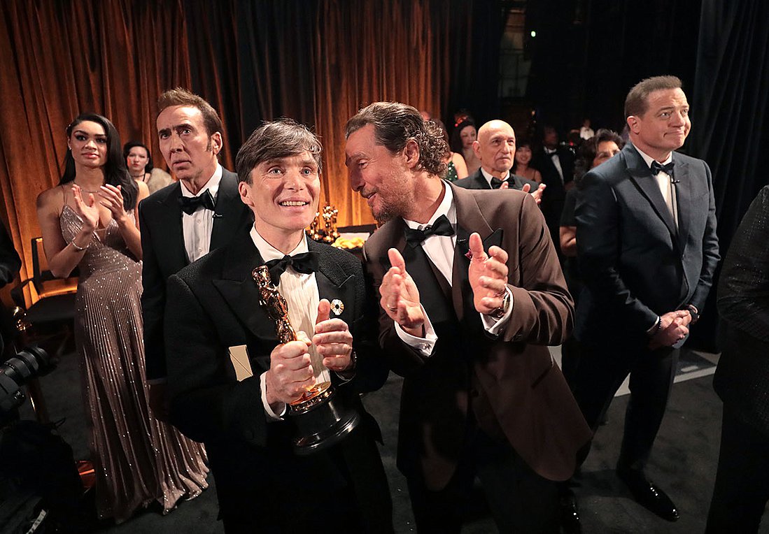 Ο Cillian Murphy με το βραβείο Oscar στα χέρια του, σε φωτογραφία με τους Nicolas Cage και Matthew McConaughey. Photo by Al Seib/A.M.P.A.S. via Getty Images
