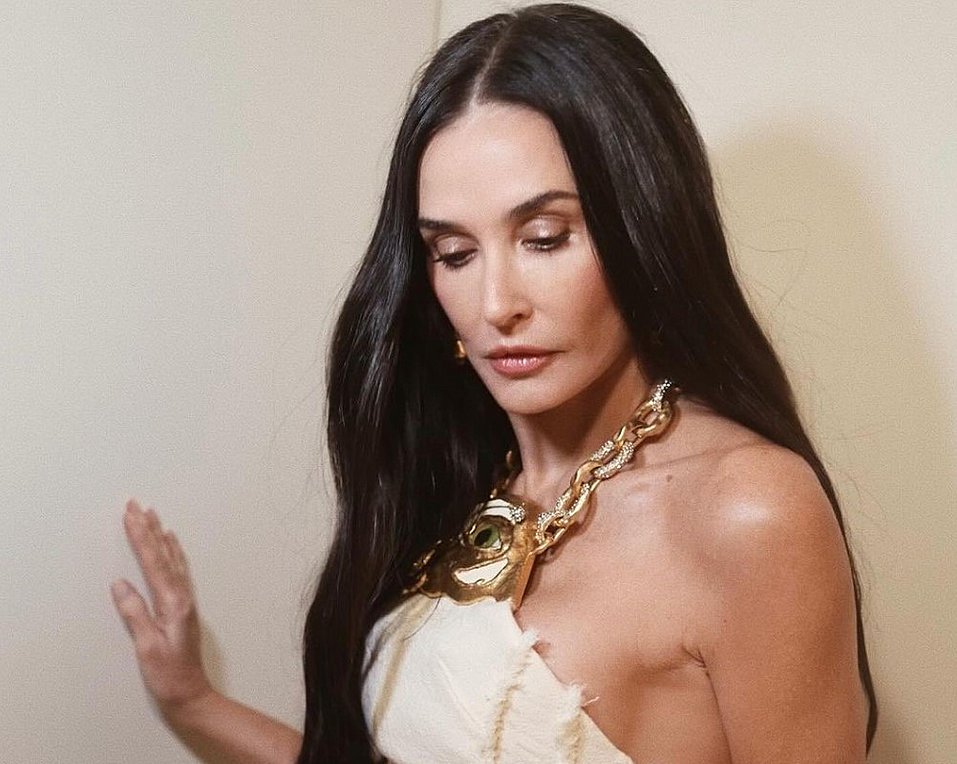 Demi Moore: Κόβει την ανάσα στα 61 της