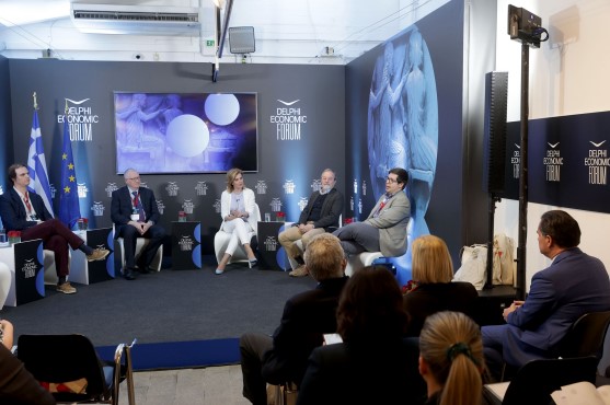 (Από αριστερά: Ignazio Armella - Vivarium Novum Academy, Steven Hunt - University of Cambridge, Ευγενία Μανωλίδου, Christophe Rico - Polis Institute Jerusalem, Marco Romani - Paideia Institute U.S.A.) (Από αριστερά: Ignazio Armella - Vivarium Novum Academy, Steven Hunt - University of Cambridge, Ευγενία Μανωλίδου, Christophe Rico - Polis Institute Jerusalem, Marco Romani - Paideia Institute U.S.A.)