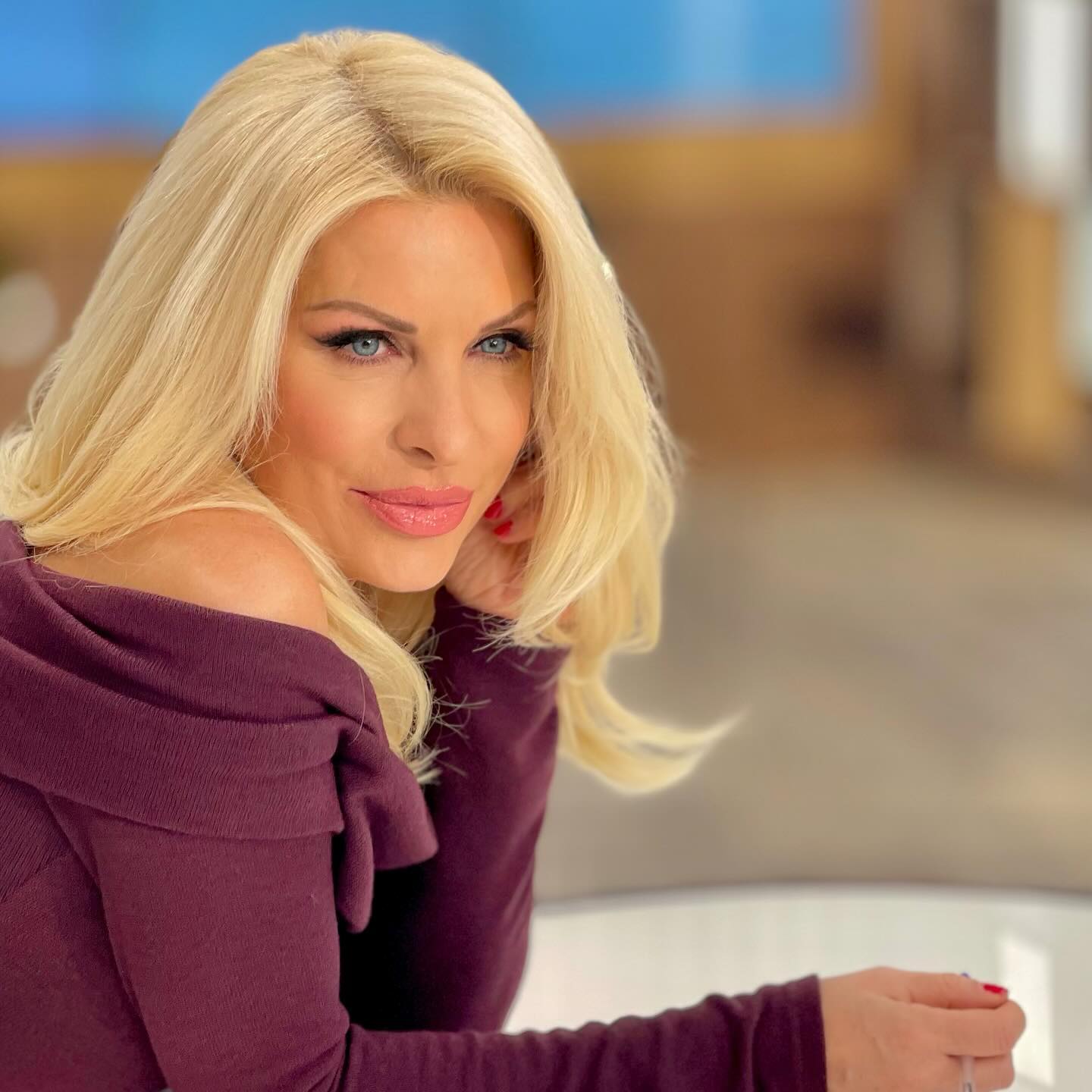 Ελένη Μενεγάκη: Ποζάρει… με την τσίμπλα στο μάτι και αποθεώνεται