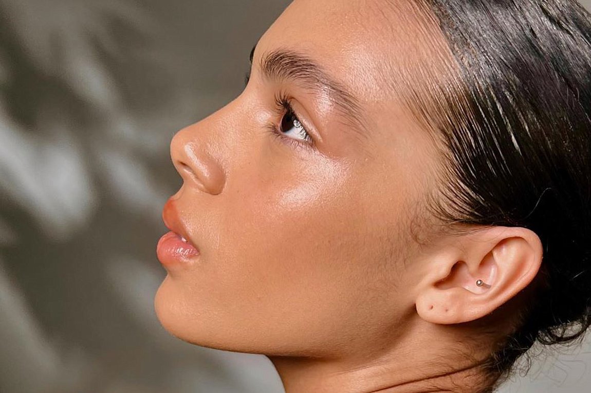 Τρικ Μακιγιάζ: Πώς θα εξαφανίσετε ένα σπυράκι – Η αλάνθαστη τεχνική βήμα-βήμα