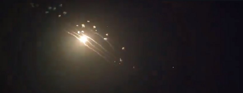 Bίντεο από πυραύλους και drones του Ιράν στον ουρανό του Ισραήλ