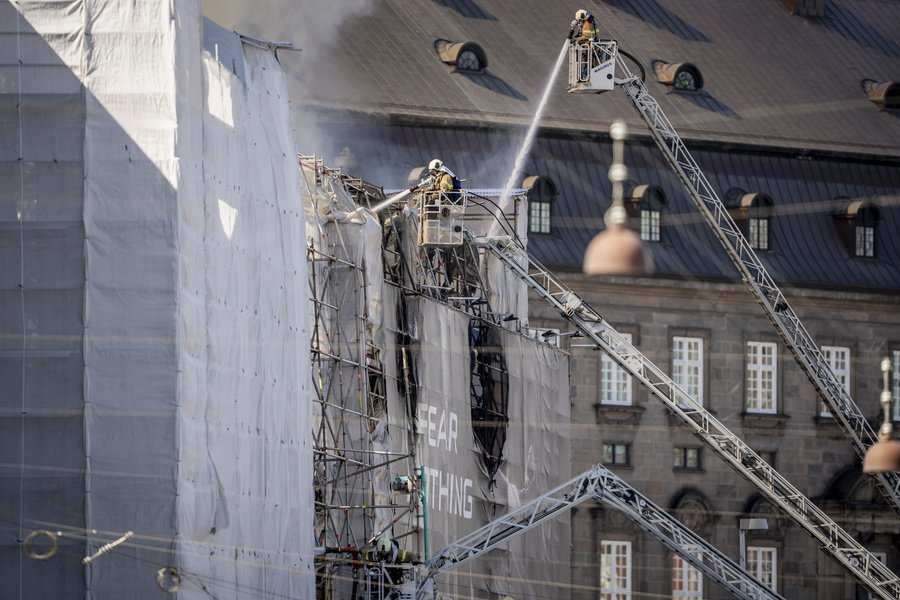 Δανία: Στις φλόγες το ιστορικό Χρηματιστήριο της Κοπεγχάγης - Στάχτη 400 χρόνια πολιτιστικής κληρονομιάς - BINTEO
