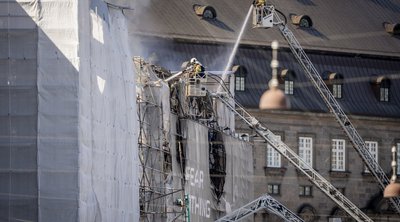 Δανία: Στις φλόγες το ιστορικό Χρηματιστήριο της Κοπεγχάγης - Στάχτη 400 χρόνια πολιτιστικής κληρονομιάς - BINTEO