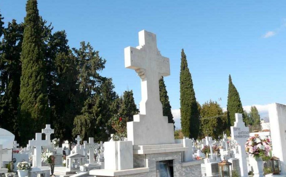 Άγριος καυγάς πάνω σε τάφο - Άρπαξε μαρμάρινο σταυρό και χτύπησε τη νύφη του στο κεφάλι