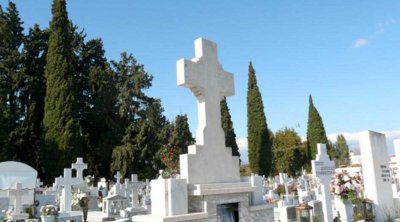 Άγριος καυγάς πάνω σε τάφο - Άρπαξε μαρμάρινο σταυρό και χτύπησε τη νύφη του στο κεφάλι
