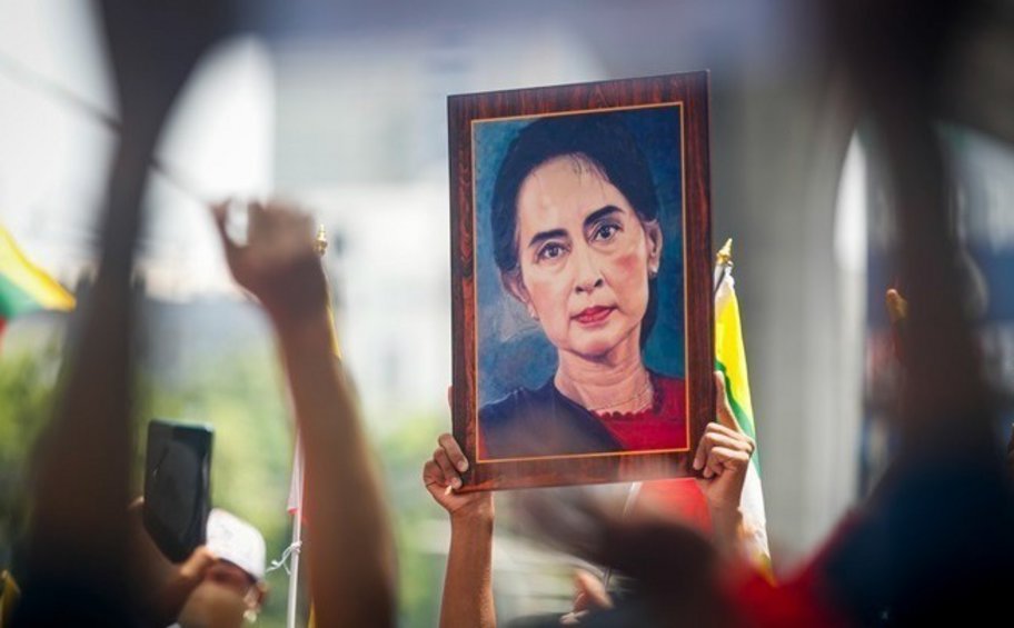 Μιανμάρ: Η πρώην επικεφαλής της κυβέρνησης Αούνγκ βγήκε από κελί, μεταφέρθηκε σε σπίτι 