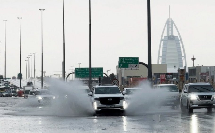 Ηνωμένα Αραβικά Εμιράτα: Αποτιμούν το κόστος των βροχοπτώσεων - Συνεχίζονται τα προβλήματα στο αεροδρόμιο του Ντουμπάι