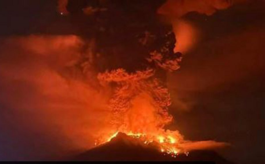 Εκρηξη ηφαιστείου στην Ινδονησία: Περιοχές εκκενώθηκαν, αεροδρόμιο έκλεισε