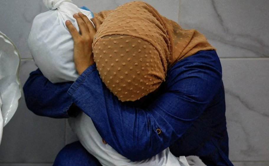 Η φωτογραφία της Παλαιστίνιας που κρατά το σαβανωμένο σώμα της ανιψιάς της τιμήθηκε με το πρώτο βραβείο του World Press Photo