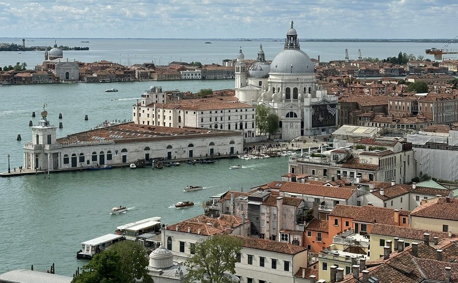 Πράσινο και κόκκινο έβαψαν και πάλι το Μεγάλο Κανάλι της Βενετίας ακτιβιστές περιβαλλοντικού κινήματος