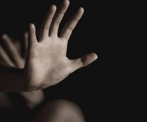 «Με χτυπούσε με μανία»: Συγκλονίζει η μαρτυρία θύματος ενδοοικογενειακής βίας