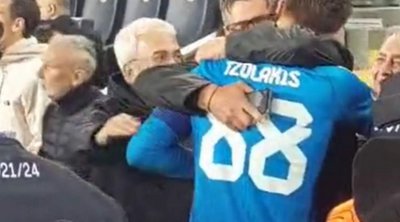 ΒΙΝΤΕΟ: Η συγκλονιστική αγκαλιά του Τζολάκη στον πατέρα του μετά τα πέναλτι
