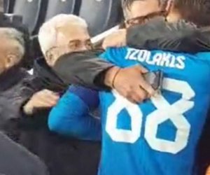 ΒΙΝΤΕΟ: Η συγκλονιστική αγκαλιά του Τζολάκη στον πατέρα του μετά τα πέναλτι