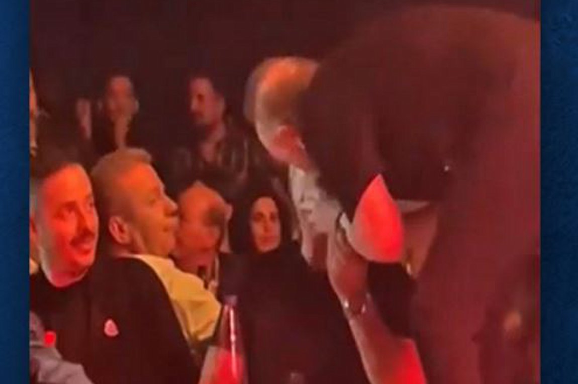 Το φιλί του Σταμάτη Γονίδη στον Ζαφείρη Μελά στο στόμα – BINTEO