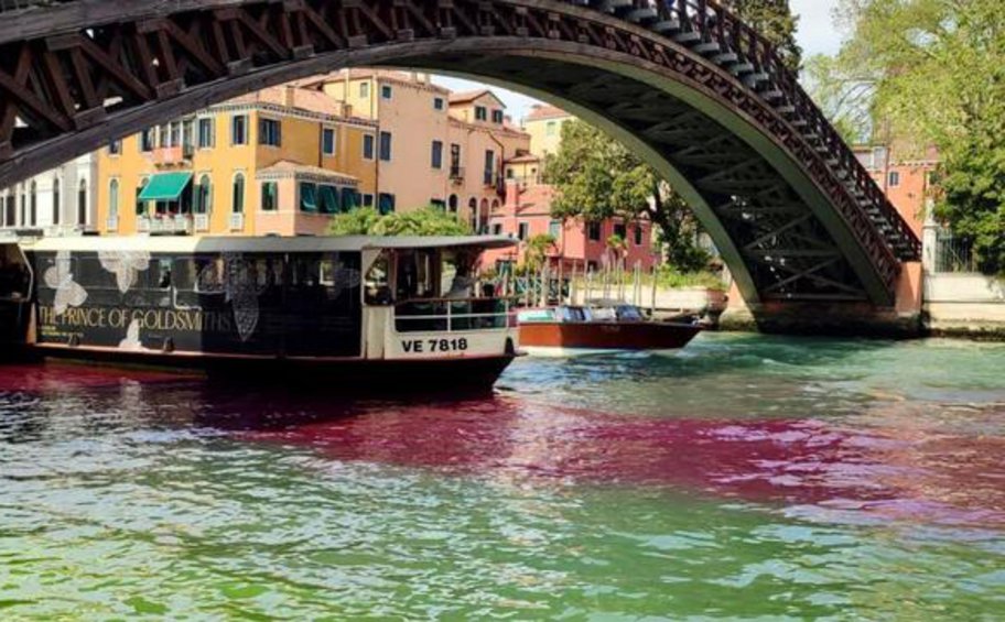 Ιταλία: Ακτιβιστές έβαψαν πρασινοκόκκινο το Μεγάλο Κανάλι της Βενετίας