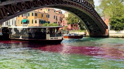 Ιταλία: Ακτιβιστές έβαψαν πρασινοκόκκινο το Μεγάλο Κανάλι της Βενετίας