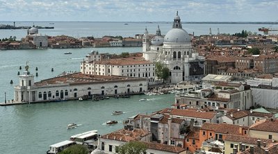 Πράσινο και κόκκινο έβαψαν και πάλι το Μεγάλο Κανάλι της Βενετίας ακτιβιστές περιβαλλοντικού κινήματος