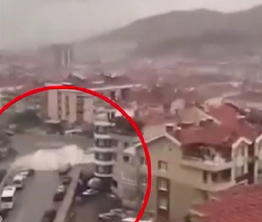 Τουρκία: Ανεμοστρόβιλος παρέσυρε μιναρέ – BINTEO