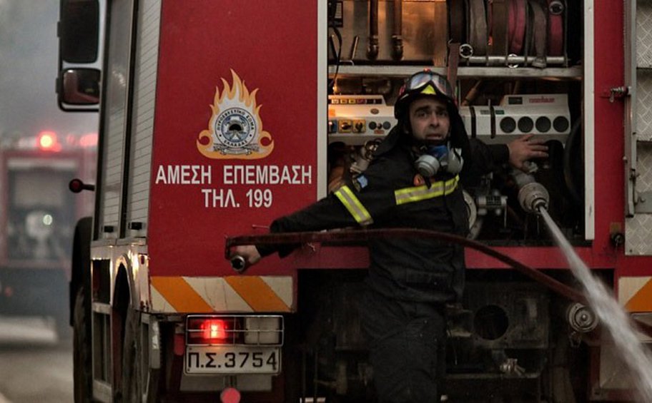 Υπό έλεγχο η πυρκαγιά σε διαμέρισμα στη Ριζούπολη
