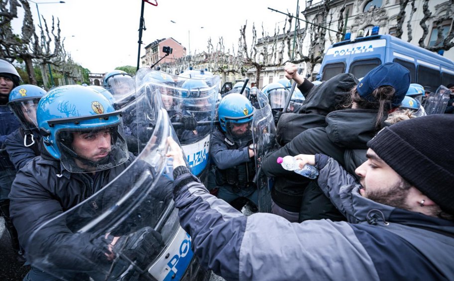 Τορίνο: Συμπλοκές αστυνομικών με φοιτητές που διαδήλωναν υπέρ της Παλαιστίνης