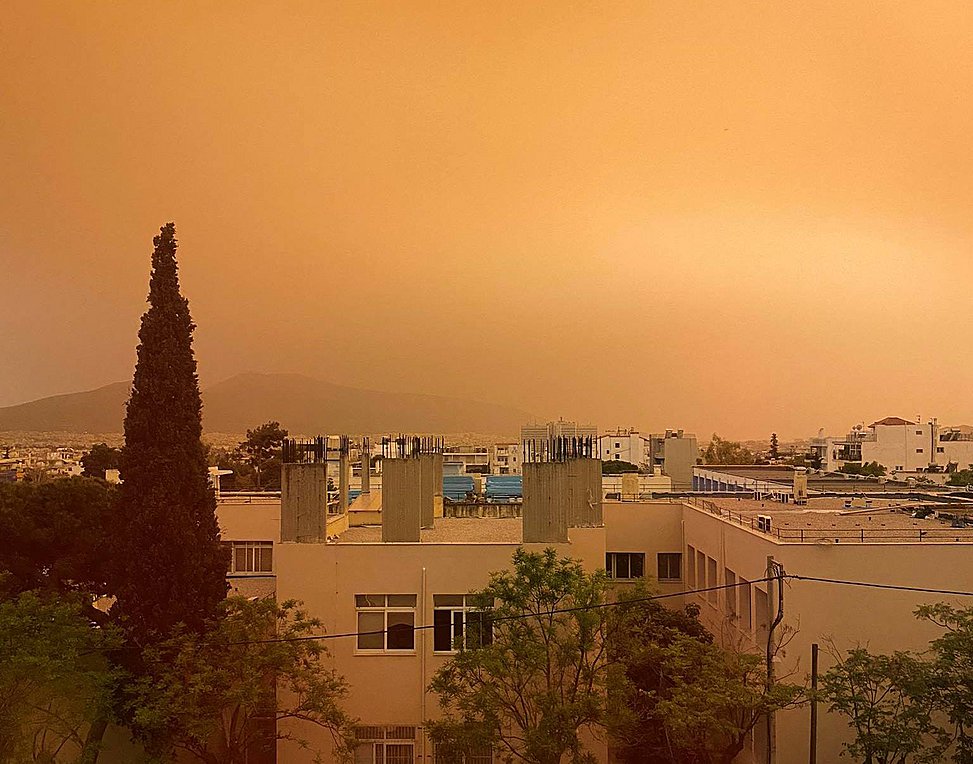 Αφρικανική σκόνη: Απόκοσμο σκηνικό πάνω από την Αττική – ΕΙΚΟΝΕΣ