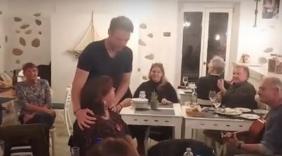 Στέφανος Κασσελάκης: Του τραγούδησαν το «Bella Ciao» σε ταβέρνα στην Αστυπάλαια - ΒΙΝΤΕΟ 