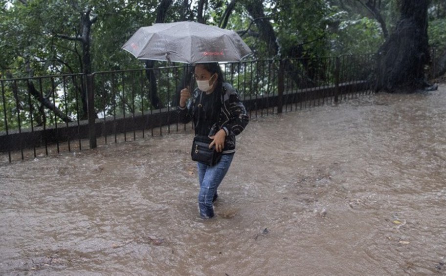 Κόκκινος συναγερμός στην Κίνα για καταρρακτώδεις βροχές στις νότιες περιοχές