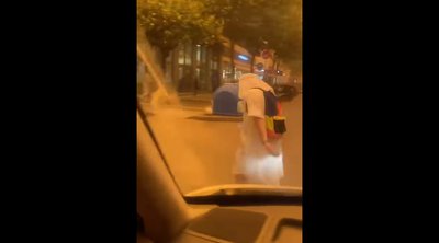 Καλαμάτα: Νεαρός ένιωσε... Σαουδάραβας λόγω της αφρικανικής σκόνης - Βγήκε στους δρόμους με κελεμπία - ΒΙΝΤΕΟ