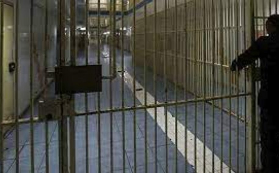Αποφυλακίζονται υπό όρους δύο σωφρονιστικοί υπάλληλοι που εκτίουν ποινές για εισαγωγή κινητών τηλεφώνων σε κατάστημα κράτησης