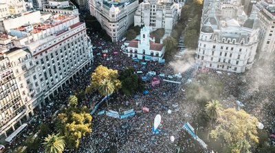 Αργεντινή: Ογκώδεις διαδηλώσεις υπέρ του δημόσιου πανεπιστημίου και κατά της πολιτικής λιτότητας - Βίντεο