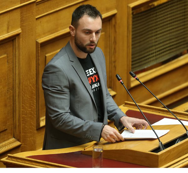 Ξυλοδαρμός στη Βουλή: Διώξη για κακούργημα σε βάρος του Κωνσταντίνου Φλώρου
