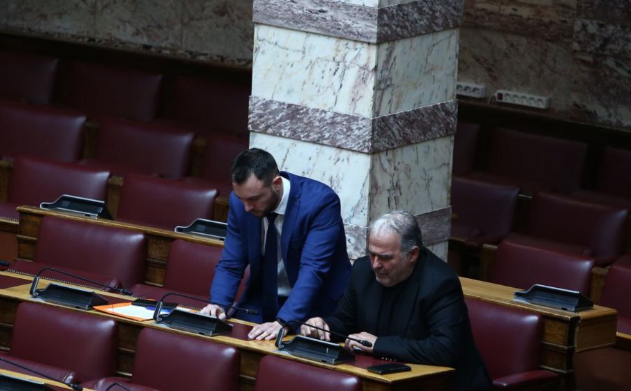 Επεισόδιο στη Βουλή: Πρώην βουλευτής των Σπαρτιατών χειροδίκησε εναντίον του Γραμμένου της Ελληνικής Λύσης
