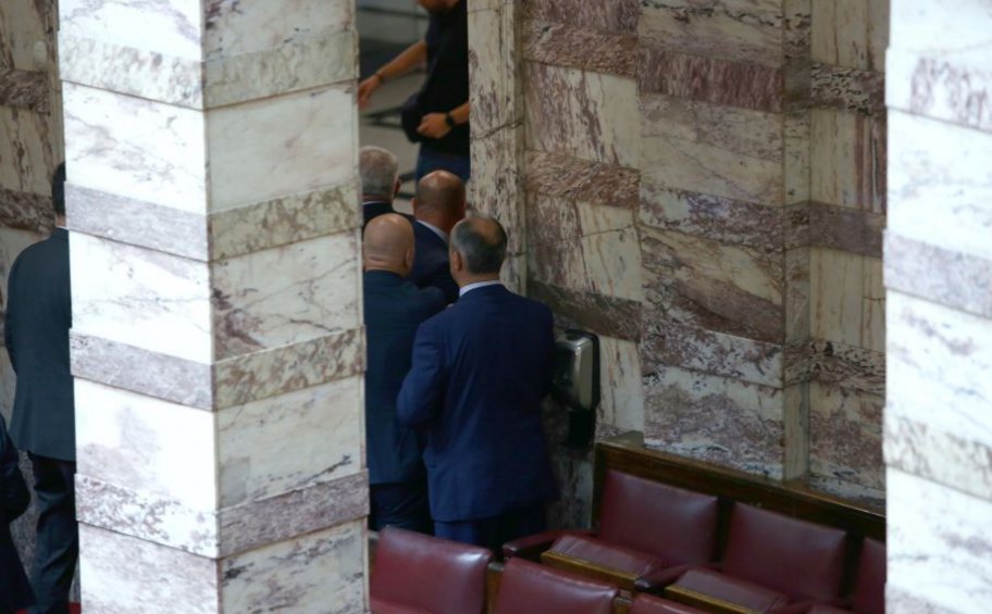 Υπό κράτηση ο βουλευτής Κ. Φλώρος μετά τη χειροδικία σε βάρος του Γραμμένου της Ελληνικής Λύσης