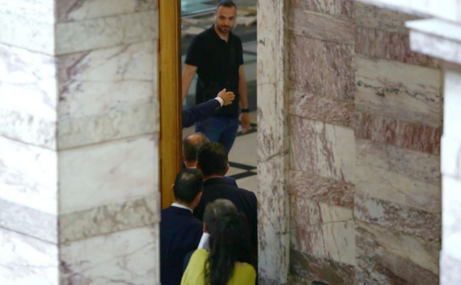 Σοβαρό επεισόδιο στη Βουλή: Πρώην βουλευτής των Σπαρτιατών χειροδίκησε εναντίον του Γραμμένου της Ελληνικής Λύσης - ΒΙΝΤΕΟ