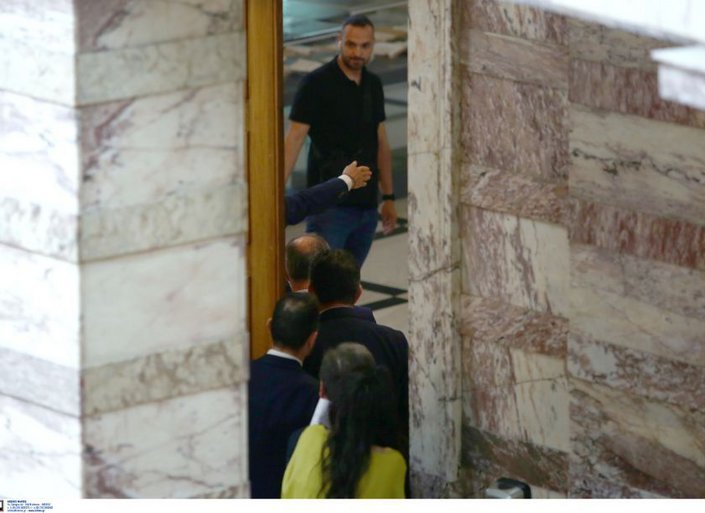 Σοβαρό επεισόδιο στη Βουλή: Πρώην βουλευτής των Σπαρτιατών χειροδίκησε εναντίον του Γραμμένου της Ελληνικής Λύσης - ΒΙΝΤΕΟ