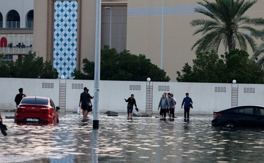 ΗΑΕ: Συμπτώματα μόλυνσης από το νερό εμφάνισαν άνθρωποι μετά τις πλημμύρες