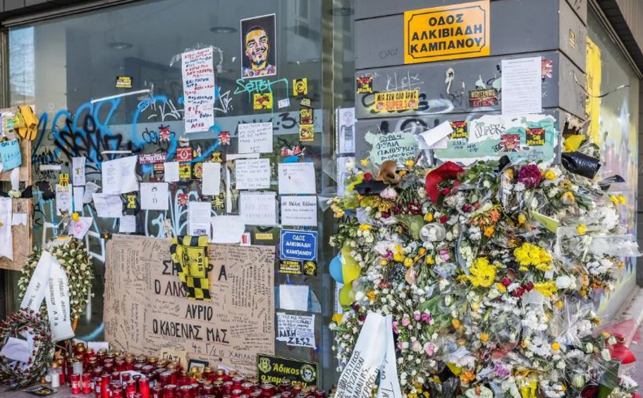 Άλκης Καμπανός: Μαζεύονται τα αντικείμενα από το σημείο της δολοφονίας του – Αίτημα στον δήμο να γίνει μνημείο

