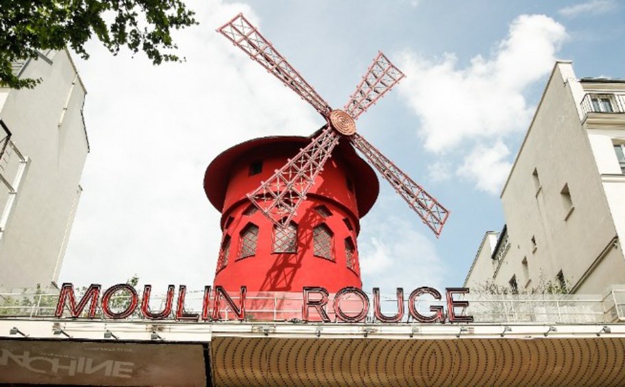 Γαλλία: Επεσαν τα φτερά του μύλου του εμβληματικού Moulin Rouge 