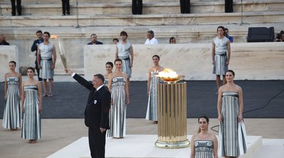 Εντυπωσιακές εικόνες από την τελετή παράδοσης της Ολυμπιακής Φλόγας
