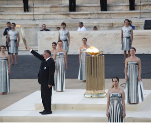 Εντυπωσιακές εικόνες από την τελετή παράδοσης της Ολυμπιακής Φλόγας